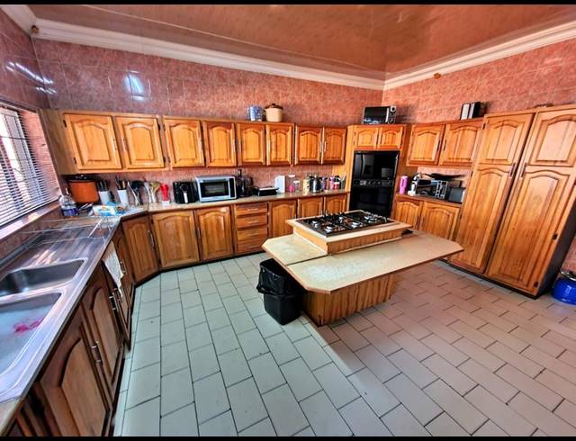 4 BEDROOM HOUSE FOR SALE IN SINOVILLE